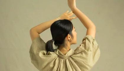 圆梦，李梦与偶像詹姆斯交换礼物合影，场上同做霸王步庆祝