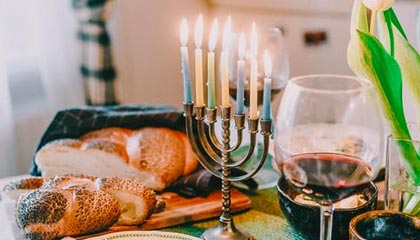 圆梦，李梦与偶像詹姆斯交换礼物合影，场上同做霸王步庆祝